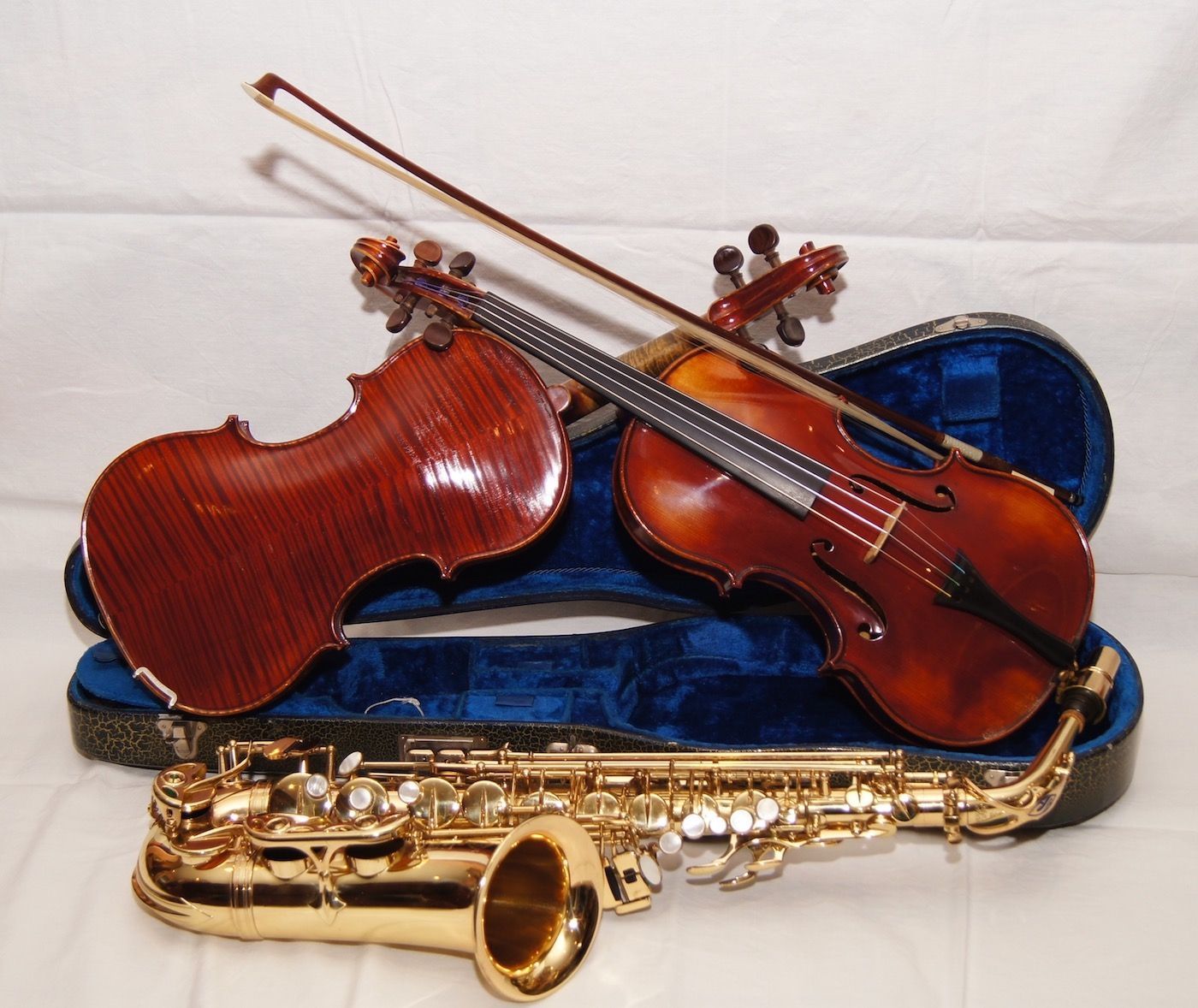 Photo de deux violoncelles.