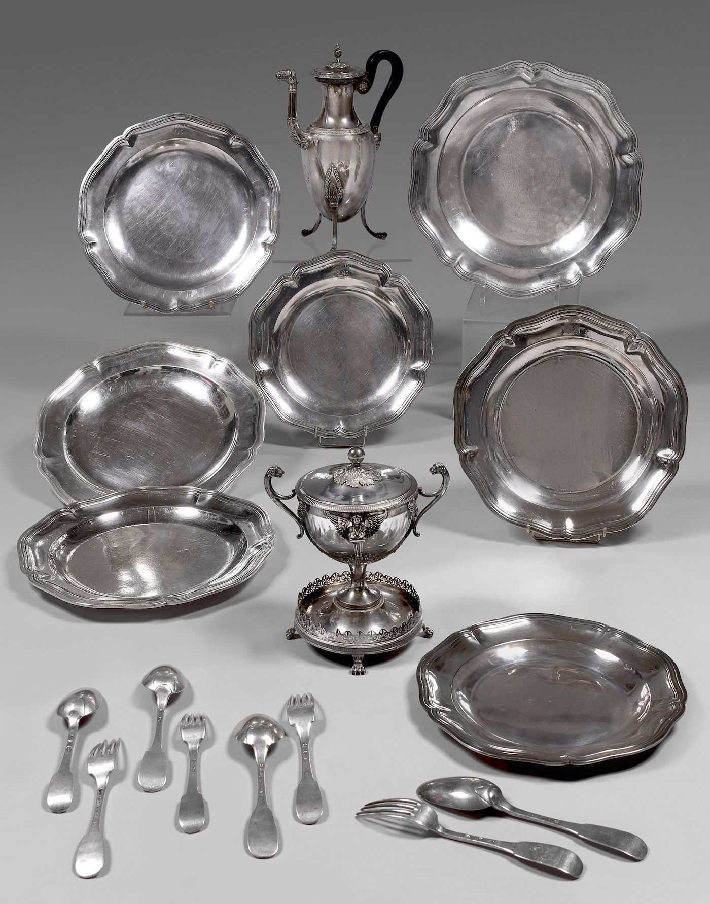 Photo de plats et de couverts en argent.