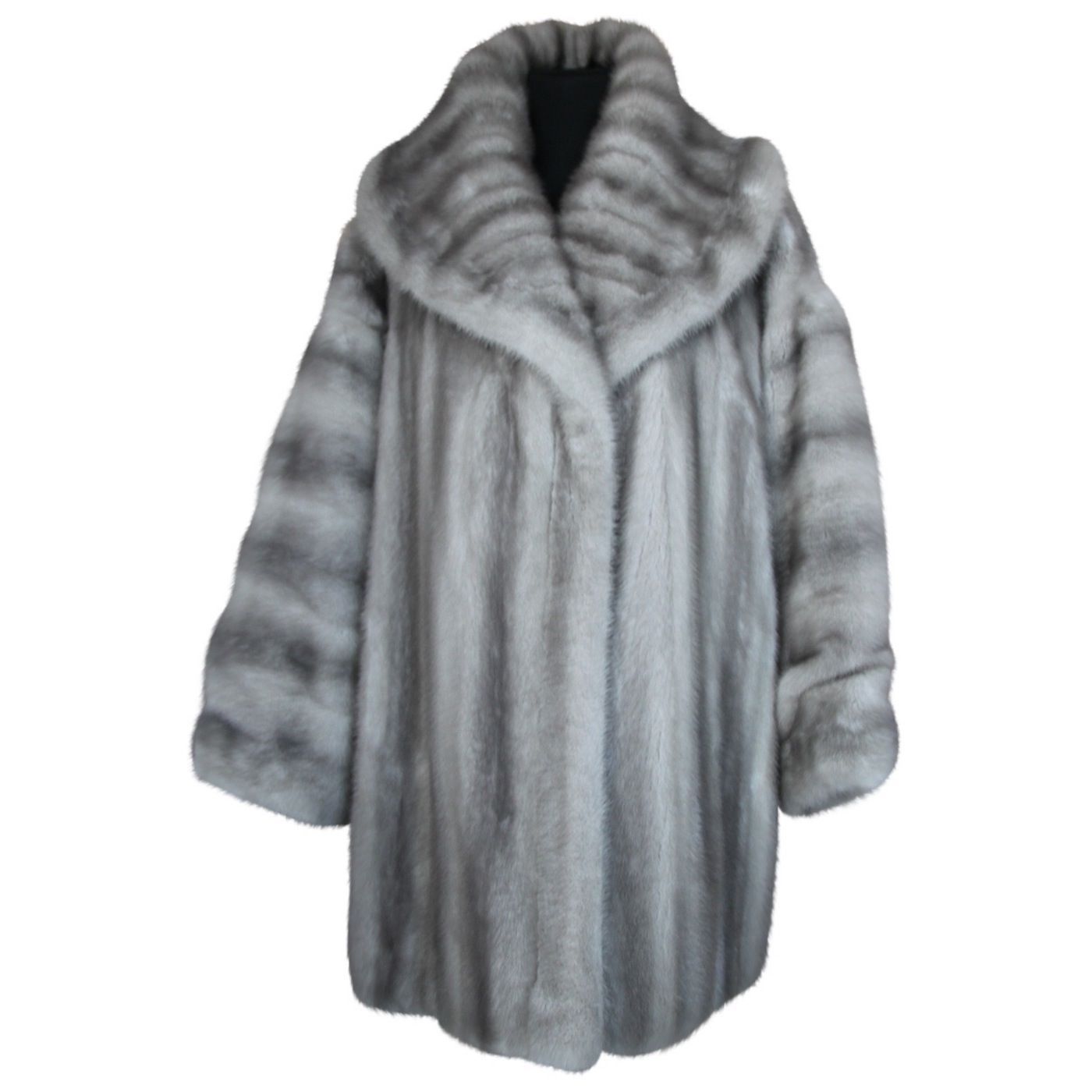 Photo d'un manteau de fourrure gris.