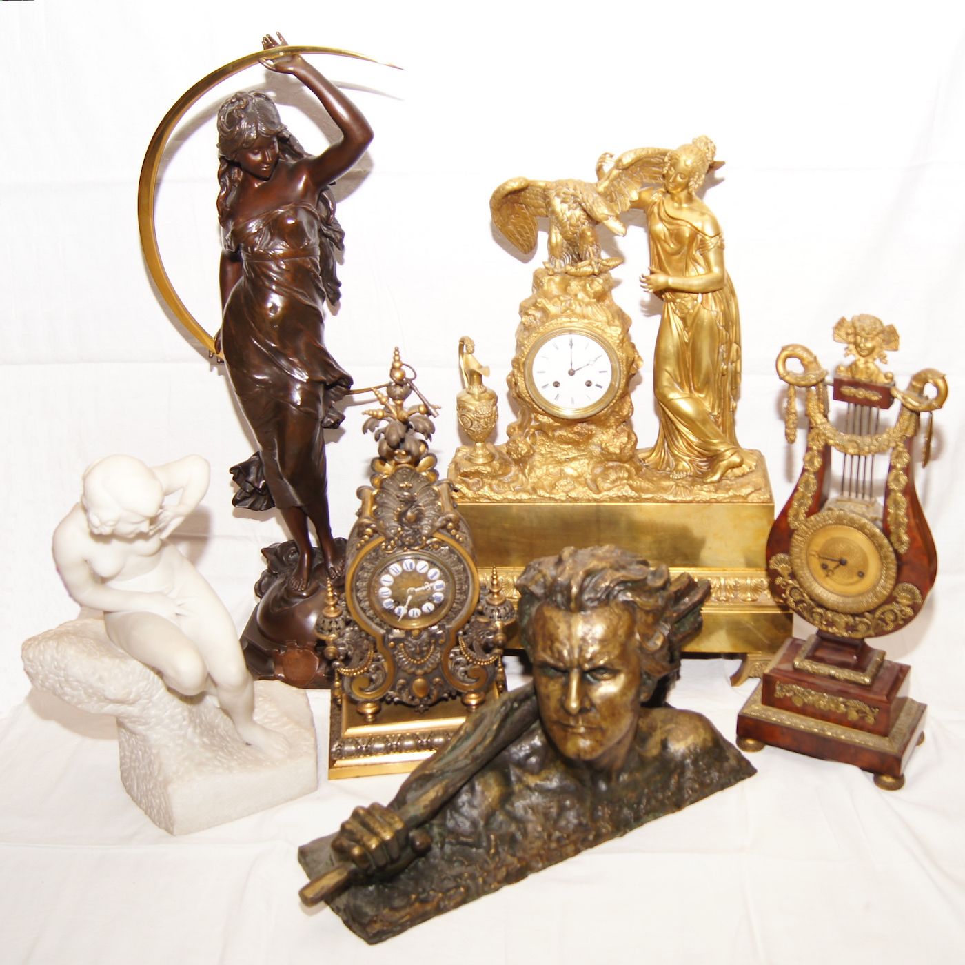 Photo de pendules et de bibelots.