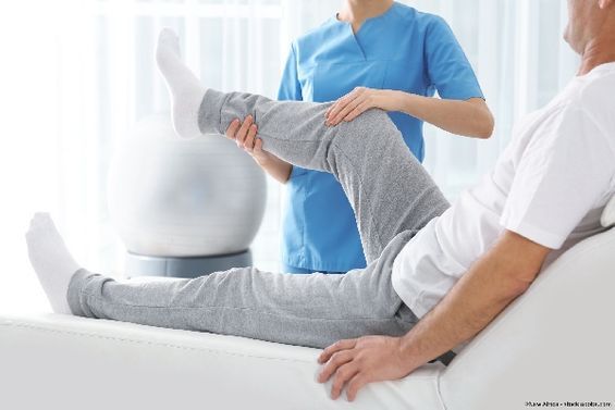 Bergstadt Physiotherapie - Annett Große Physiotherapeut behandelt einen Patienten