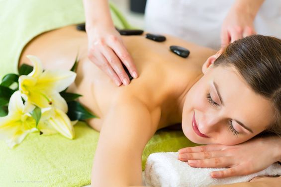 Bergstadt Physiotherapie - Annett Große Physiotherapeut behandelt eine Patientin mit einer Massage