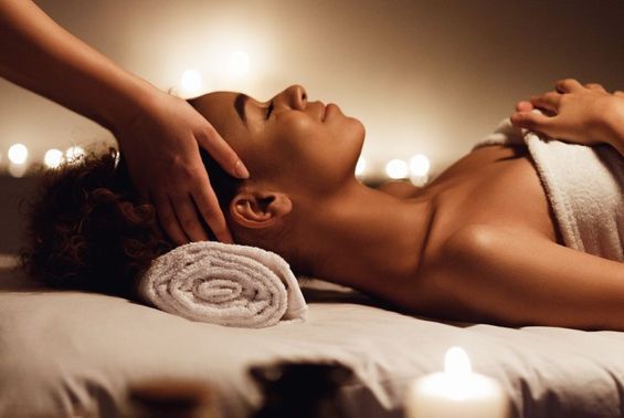 Bergstadt Physiotherapie - Annett Große Physiotherapeut behandelt einen Patienten