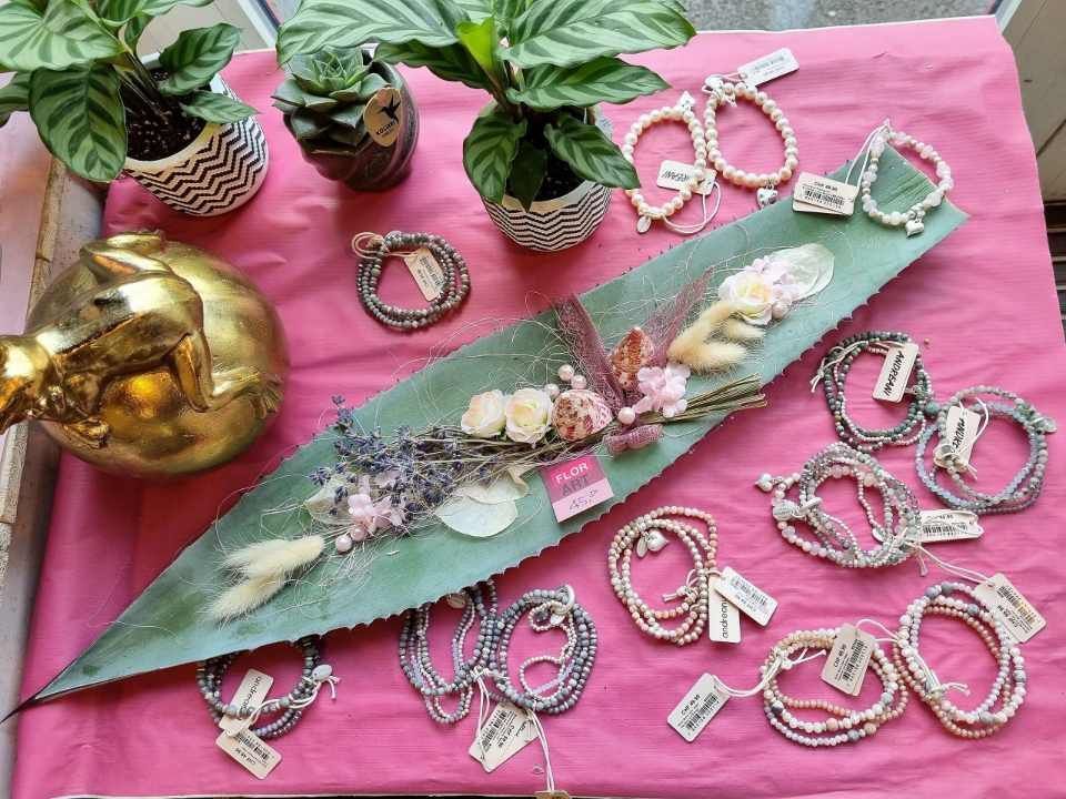 Armbänder und Blumendekorationen