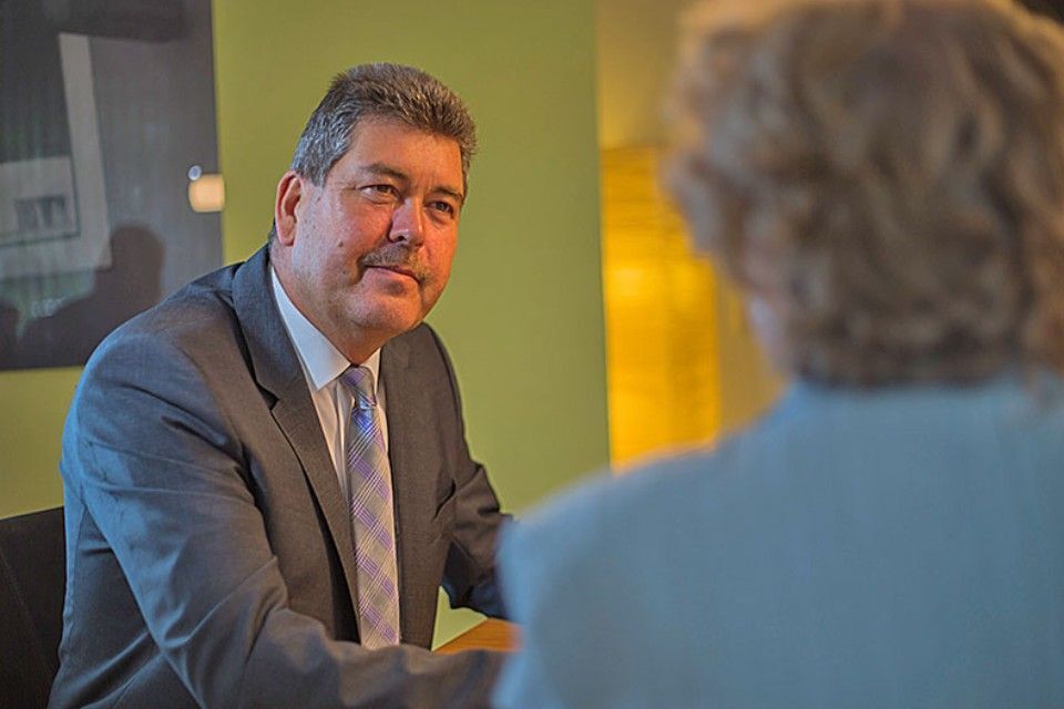 Mitarbeiter von Karl Beltermann Bestattungen berät Kundin