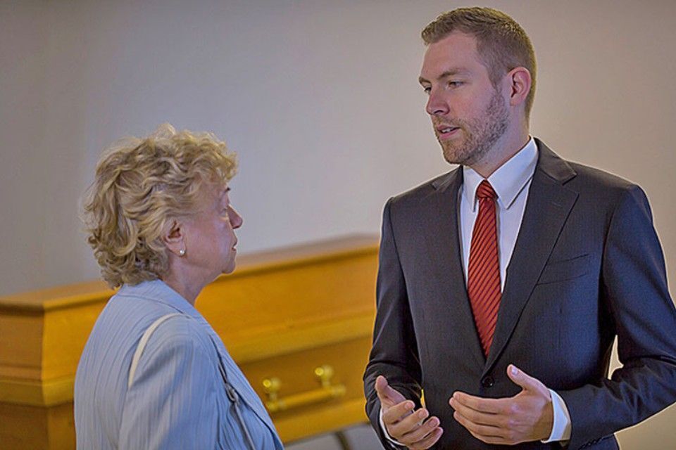 Mitarbeiter von Karl Beltermann Bestattungen berät Kundin