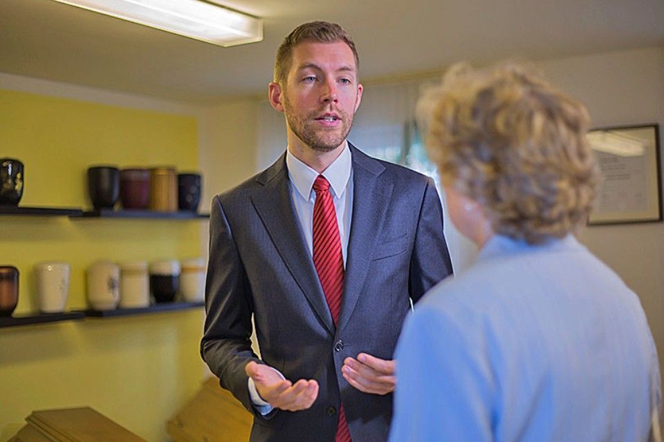 Mitarbeiter von Karl Beltermann Bestattungen berät Kundin