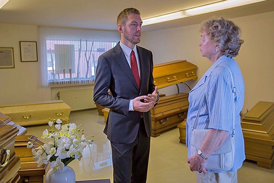 Mitarbeiter von Karl Beltermann Bestattungen berät Kundin