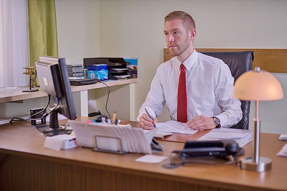 Mitarbeiter von Karl Beltermann Bestattungen am Schreibtisch