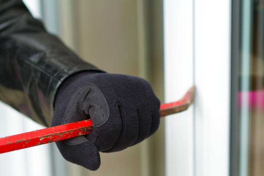 Una persona que lleva guantes sostiene una barra roja en su mano.