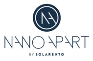 Logo Nano Apart by Solarento z granatowym okrągłym monogramem i minimalistycznym tekstem na białym tle