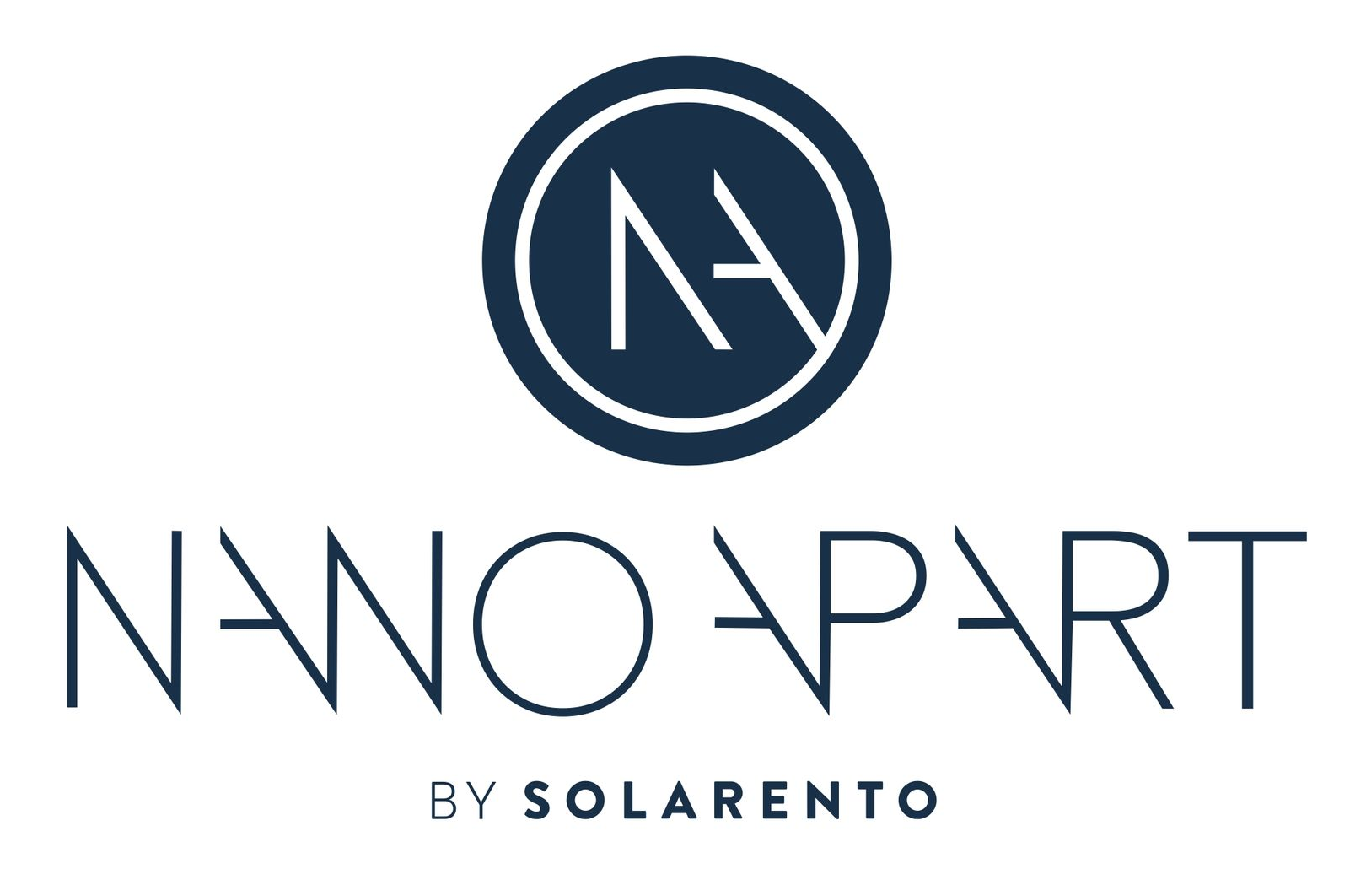Logo Nano Apart by Solarento z granatowym okrągłym monogramem i minimalistycznym tekstem na białym tle