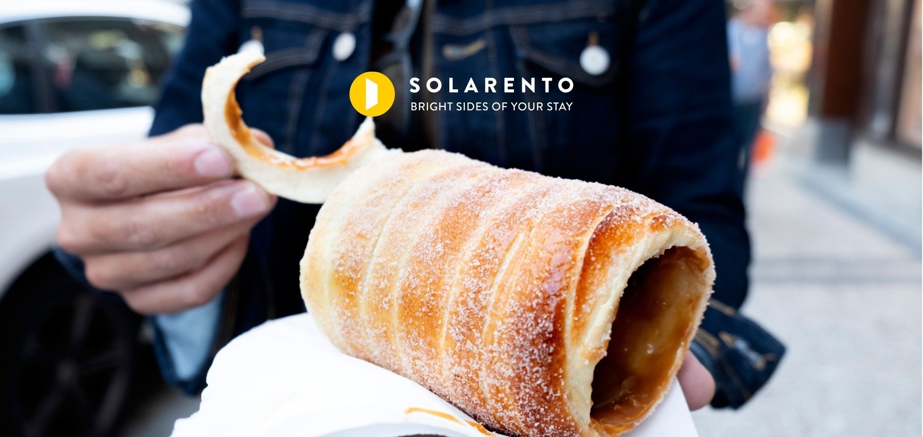 Stylowo podane śniadanie w restauracji lub kawiarni na Pradze-Południe.