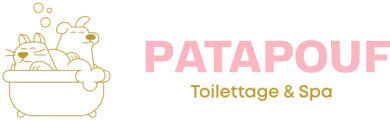 Logo pour PATAPOUF Toiletteage & Spa représentant un chat dans une baignoire, dans les tons rose et beige.