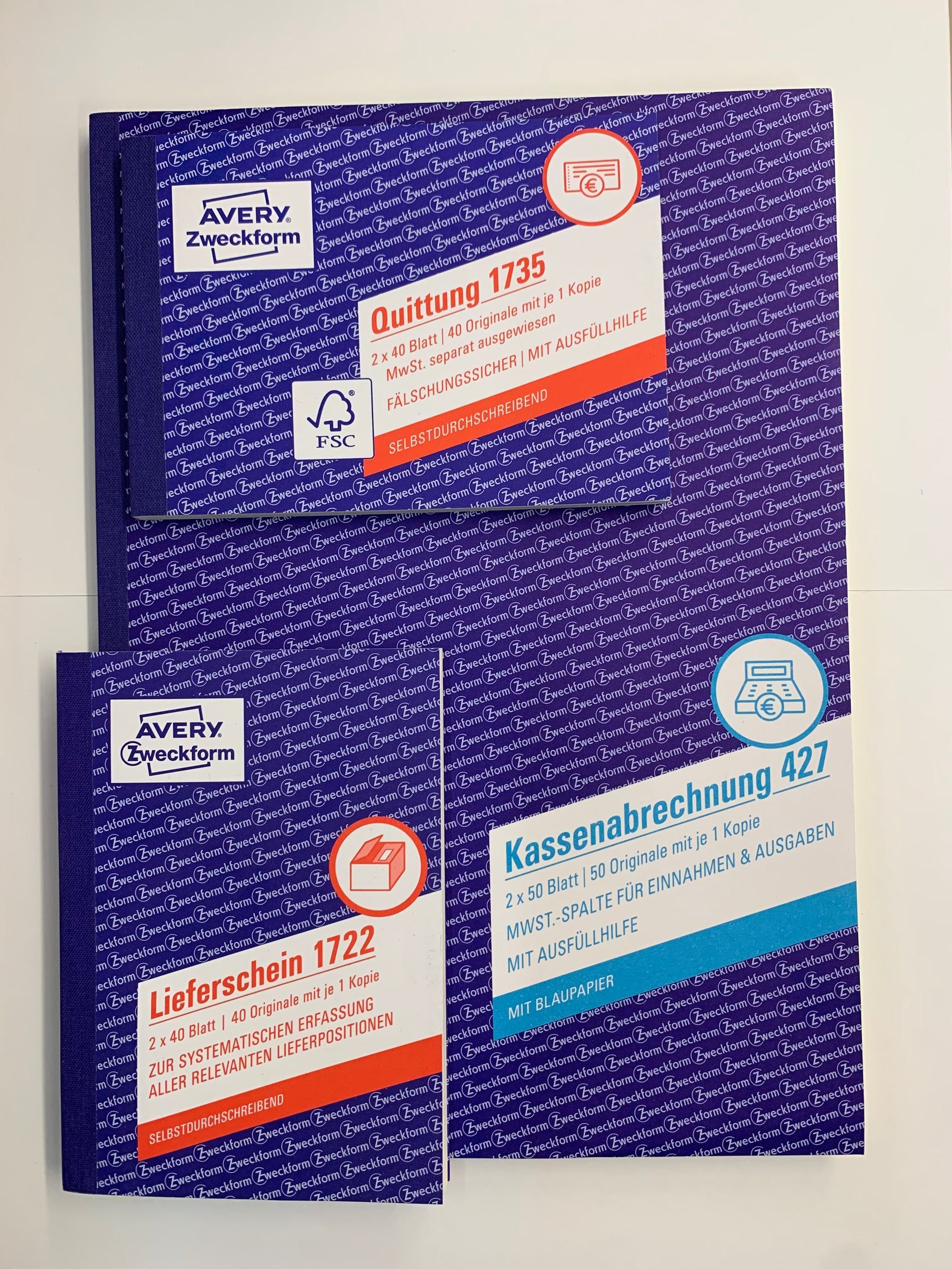 Reihen von verpackten medizinischen Artikeln in Apothekenregalen, im Vordergrund weiße und rote Verpackungen