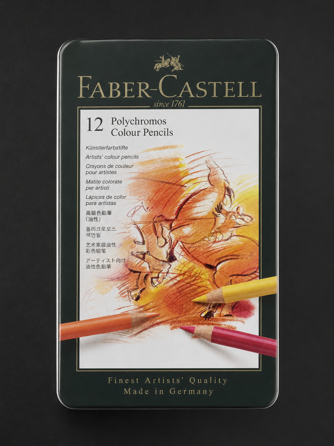 Bunte Schachteln mit Buntstiften und Filzstiften von Pelikan und Dixon sind in einem Ladenregal aufgereiht.
