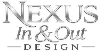 Logotipo de "Nexus In & Out Design" en texto plateado metalizado sobre fondo blanco.