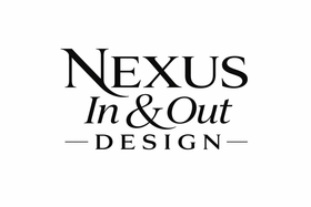 Logotipo de "Nexus In & Out Design" en texto plateado metalizado sobre fondo blanco.