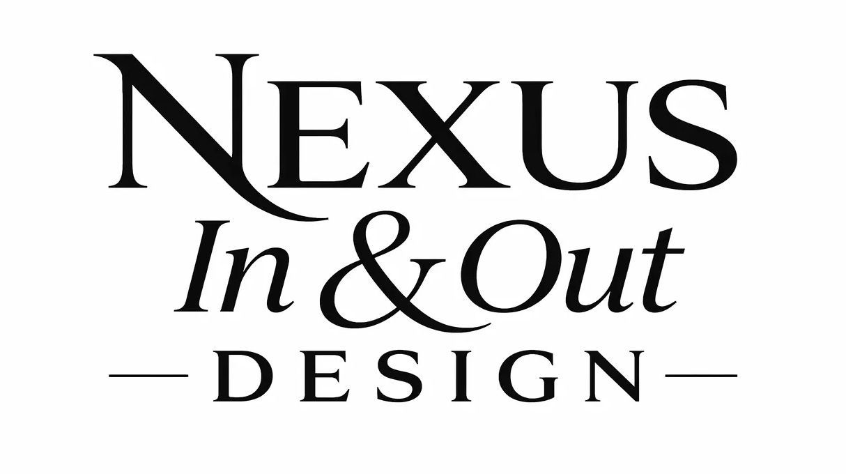 Logotipo de "Nexus In & Out Design" en texto plateado metalizado sobre fondo blanco.