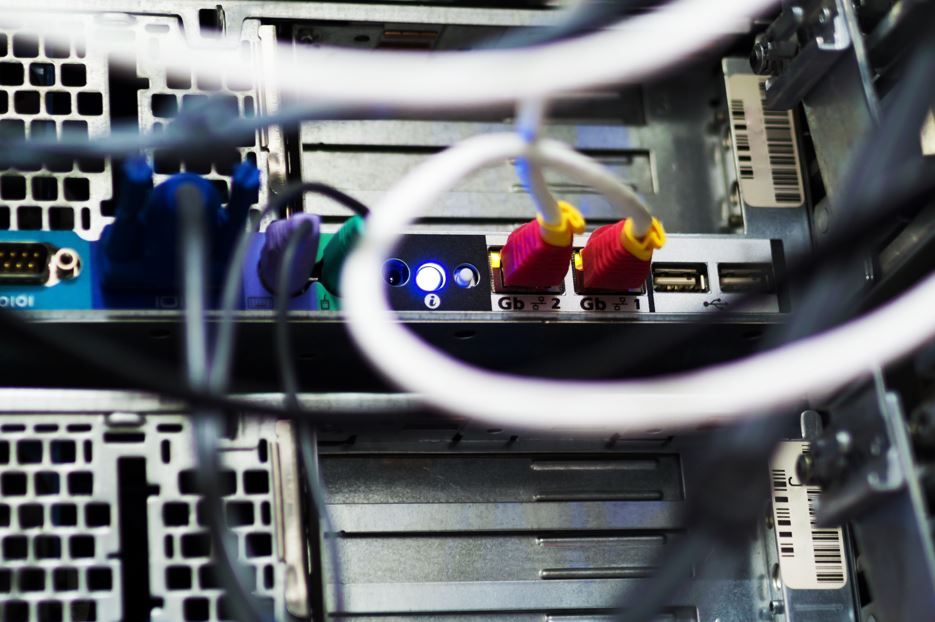 Primer plano del rack del servidor, cables y conexiones visibles