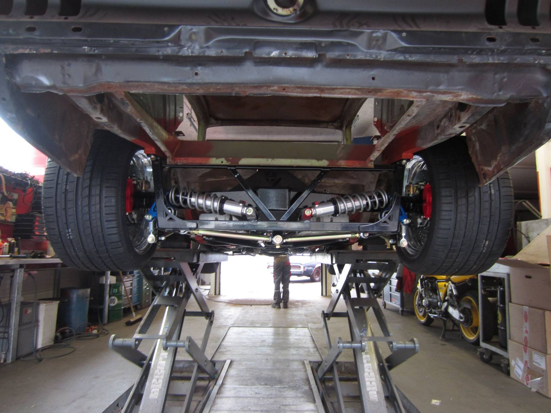 Blau-weiß gestreifter Cobra-Sportwagen mit geöffnetem Verdeck in einer Garage.
