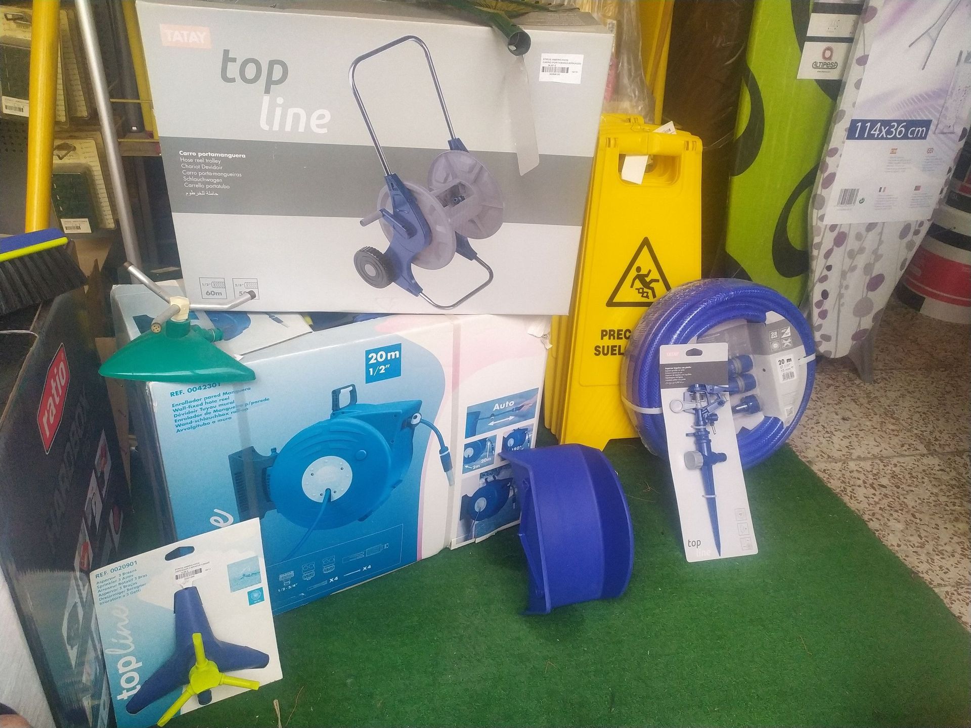 Un montón de productos de limpieza están apilados uno encima del otro.