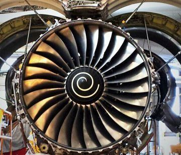 Un primer plano de un motor de avión con la letra c en él.