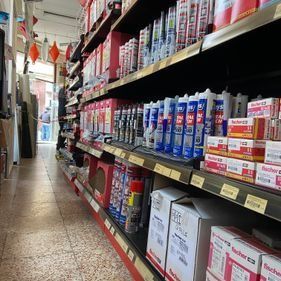 Un pasillo de tienda lleno de muchas botellas y cajas.