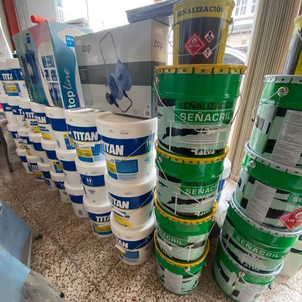 Varios cubos de pintura están apilados uno encima del otro