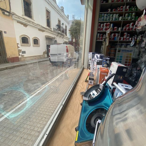 Un reflejo de una furgoneta en el escaparate de una tienda.