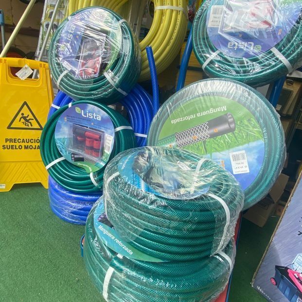 Un montón de mangueras apiladas una encima de otra en una tienda.