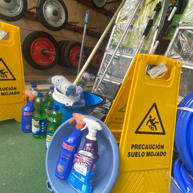 A yellow sign that says precaucion suelo mojado