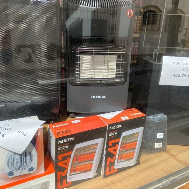 En el escaparate de una tienda se exhibe un calentador de gas.