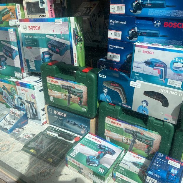 Un montón de herramientas Bosch están apiladas una encima de otra.
