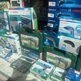 Un montón de herramientas Bosch están colocadas una encima de otra sobre una mesa.