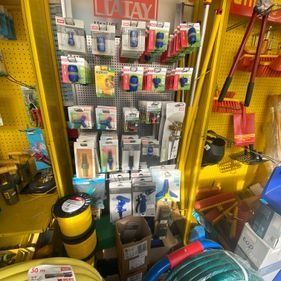 Una tienda llena de muchas herramientas y mangueras.