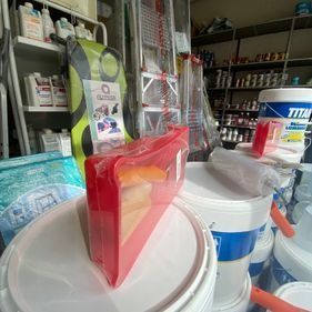 Una bolsa roja está encima de una pila de cubos en una tienda.