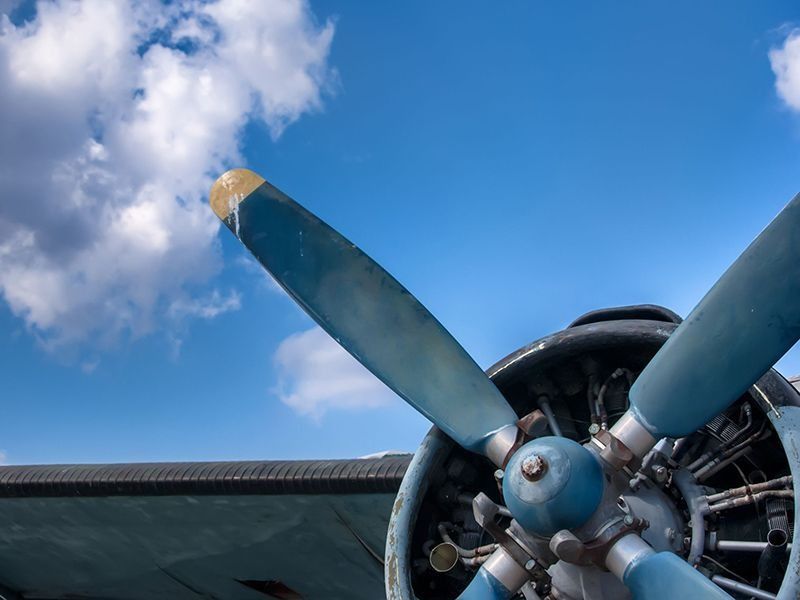 Un primer plano de una hélice de avión contra un cielo azul.
