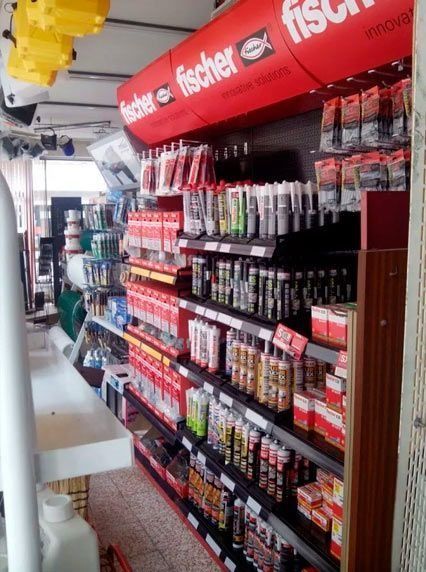 Una tienda llena de muchos productos Fischer.