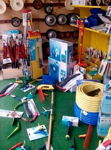 Un montón de herramientas están esparcidas por el suelo en una tienda.