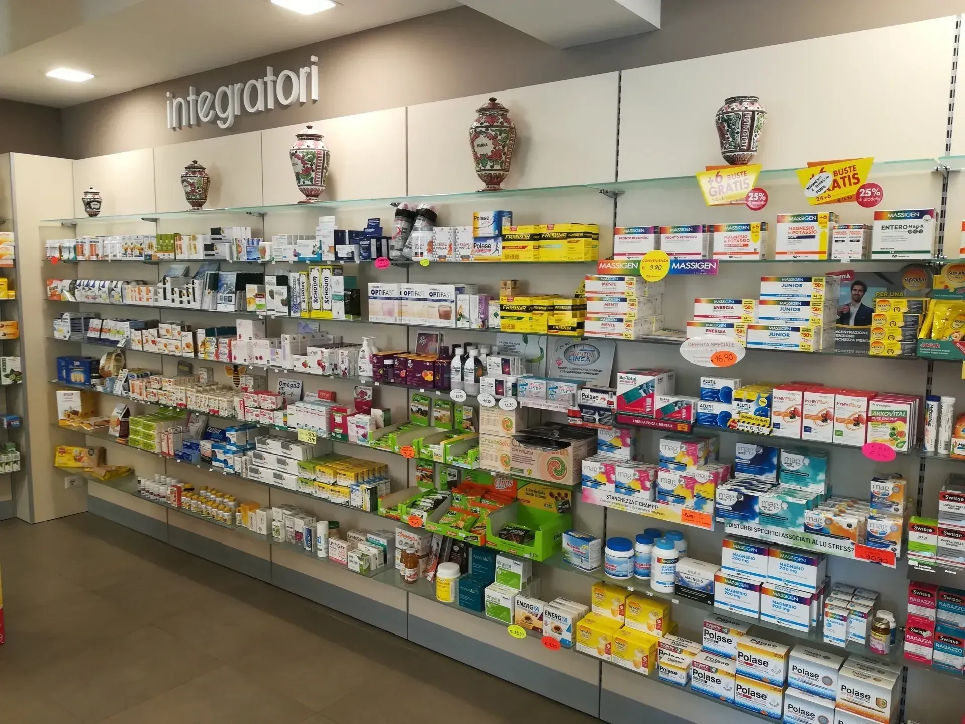 Scaffali di integratori in farmacia Masoni, con l'etichetta 