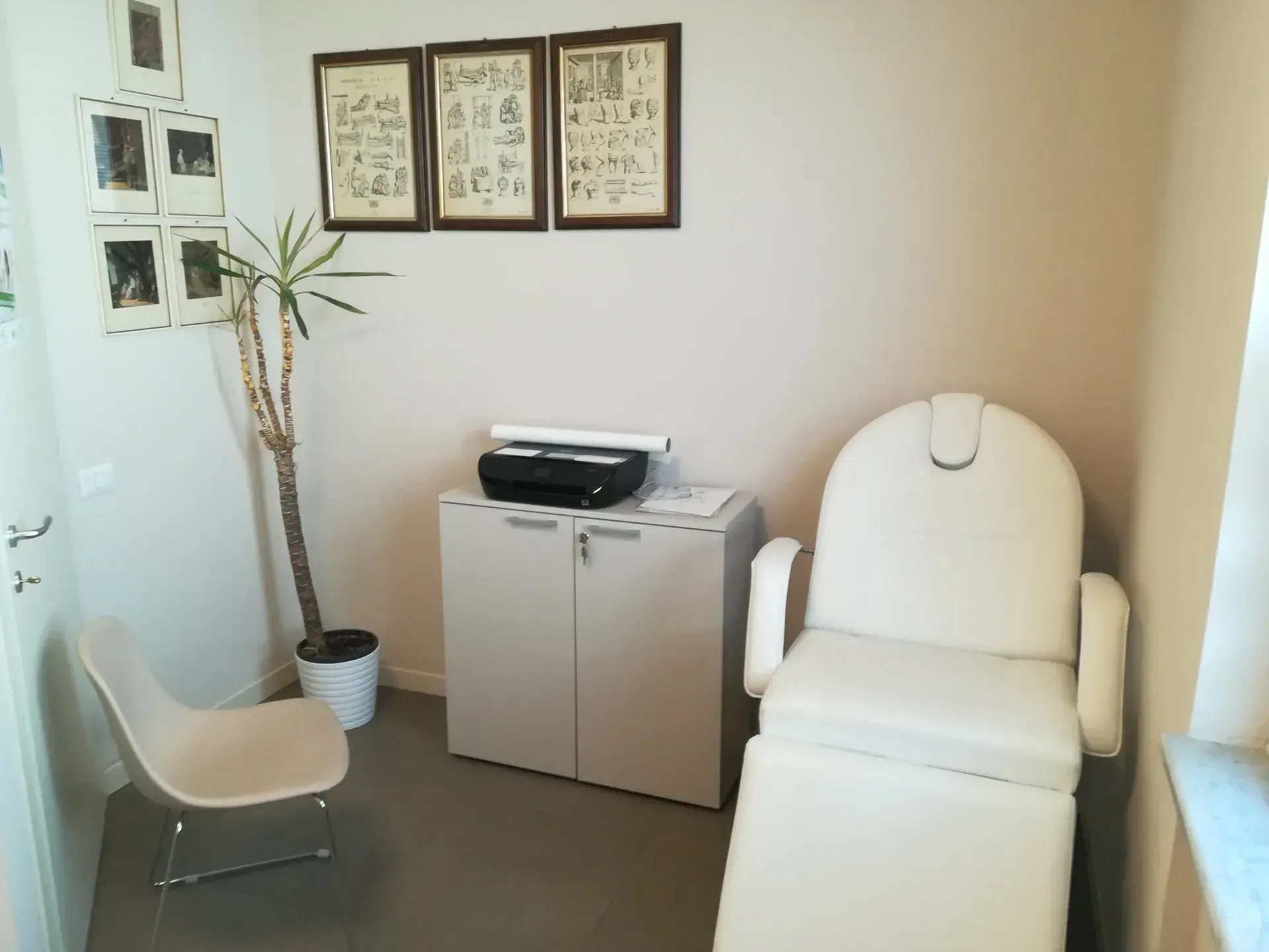 Sala per trattamenti con sedia bianca