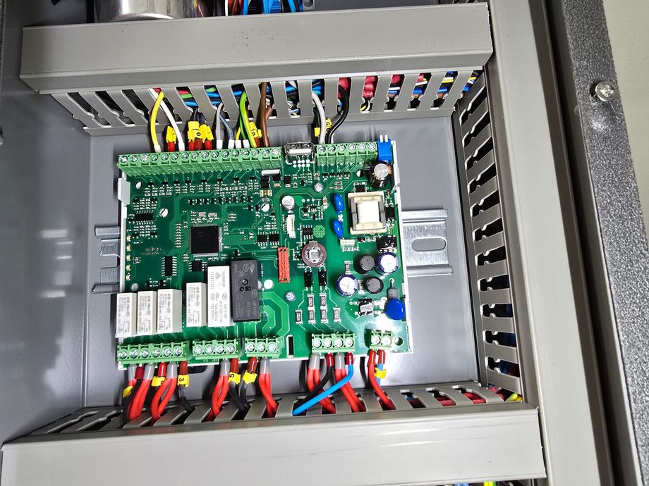 Primer plano de una placa de circuito impreso negra con chips y conectores visibles