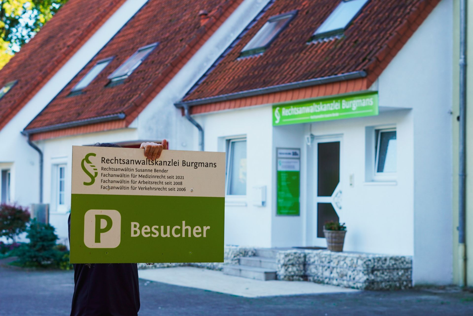 Burgmans Visitenkarte vor einem Haus