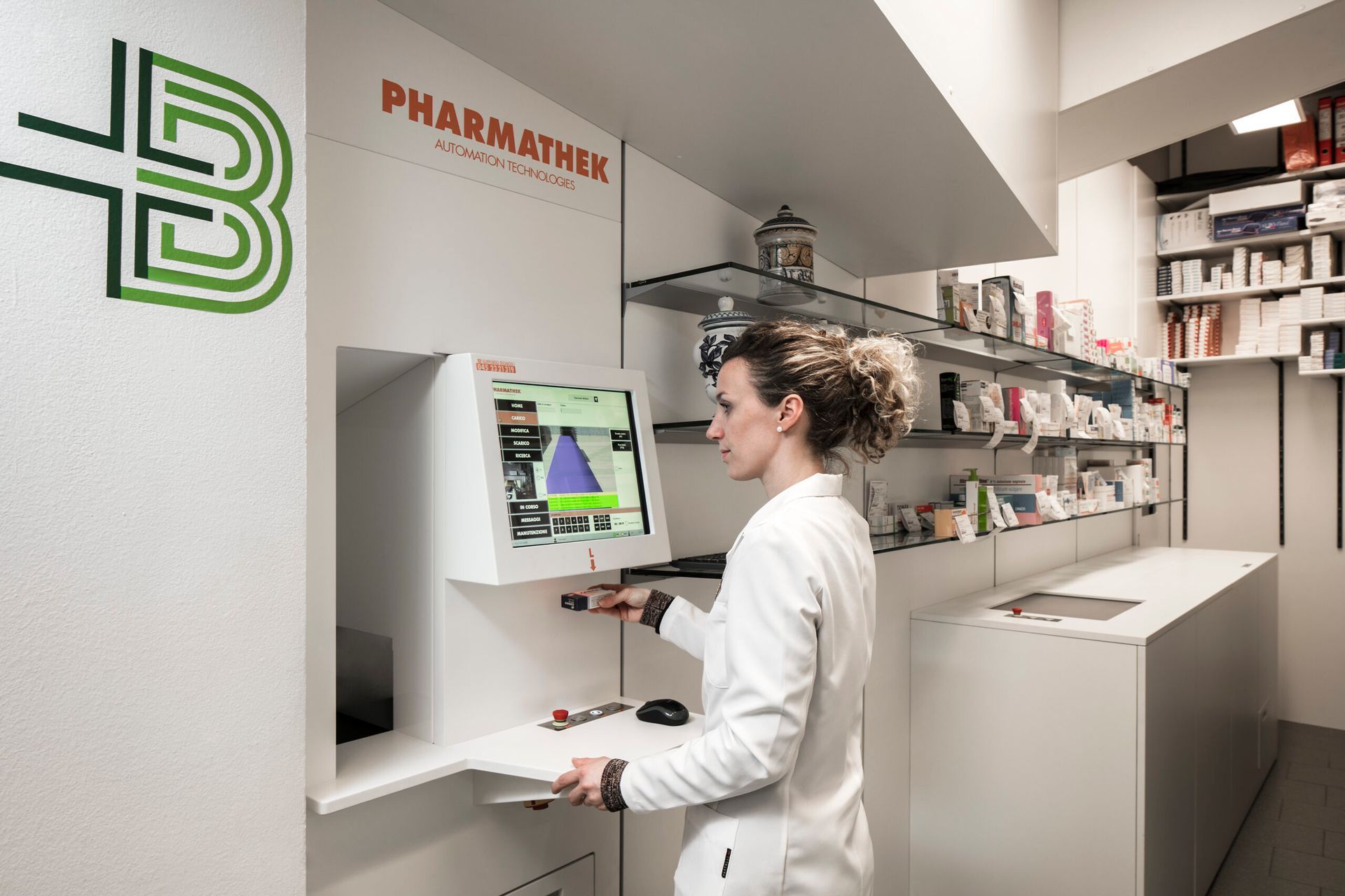 Farmacista che utilizza un sistema informatico in una farmacia con schema di colori verde e bianco.