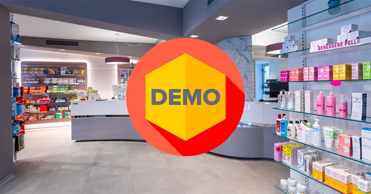 Interno di una farmacia con scaffali pieni di prodotti, un bancone e una scritta 