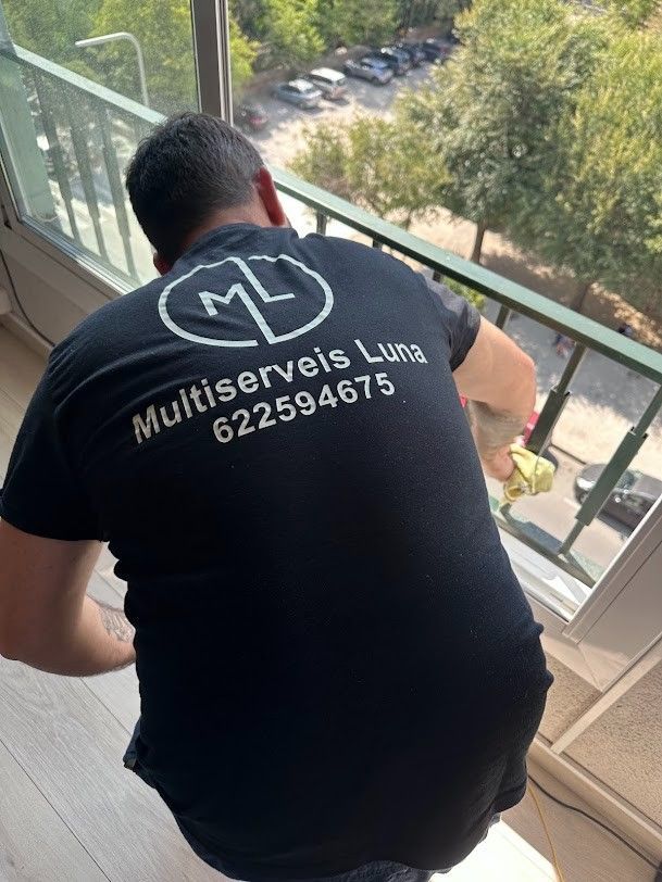 Hombre con camisa negra con