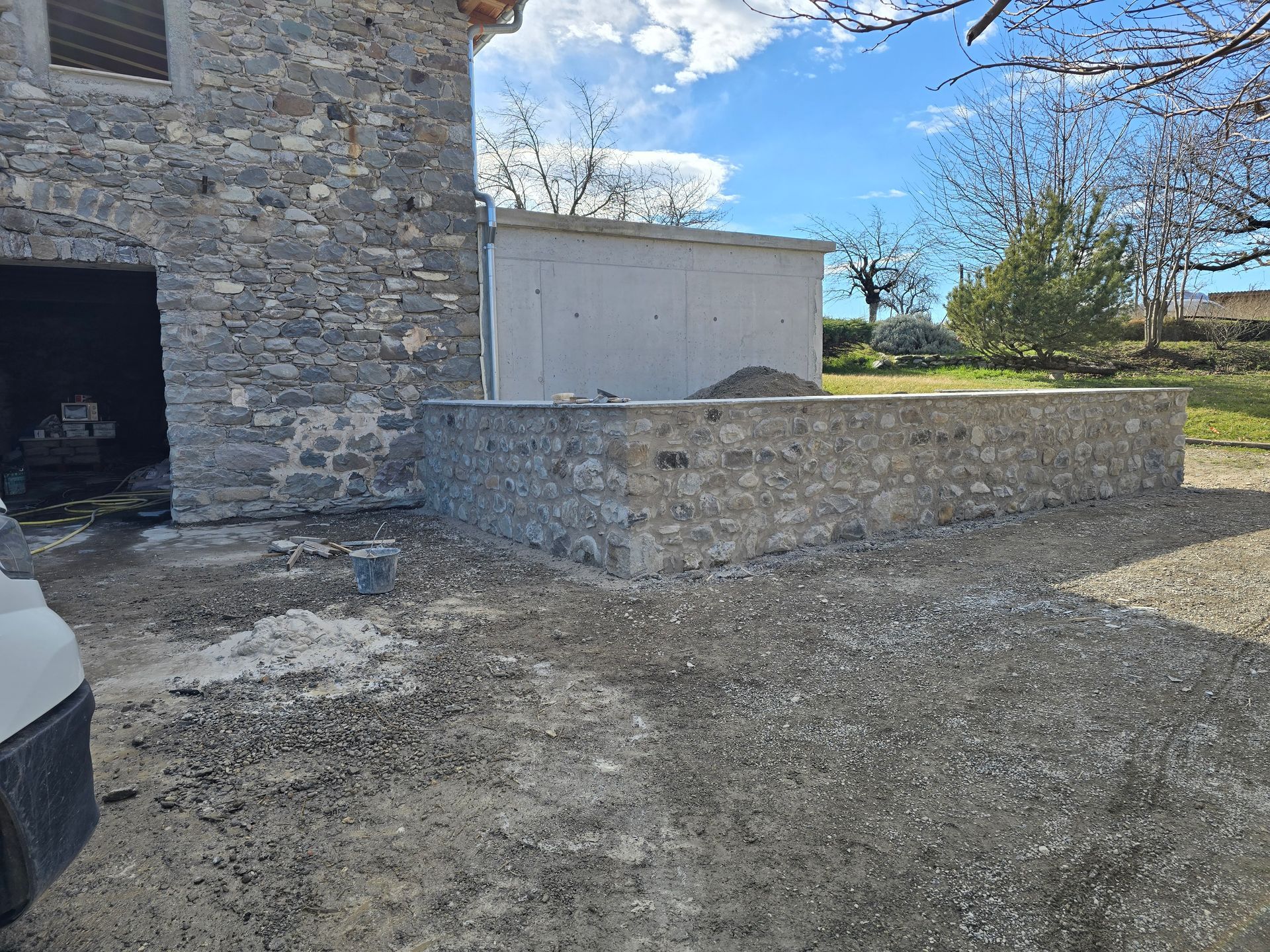 Création d'extérieur avec muret en pierre