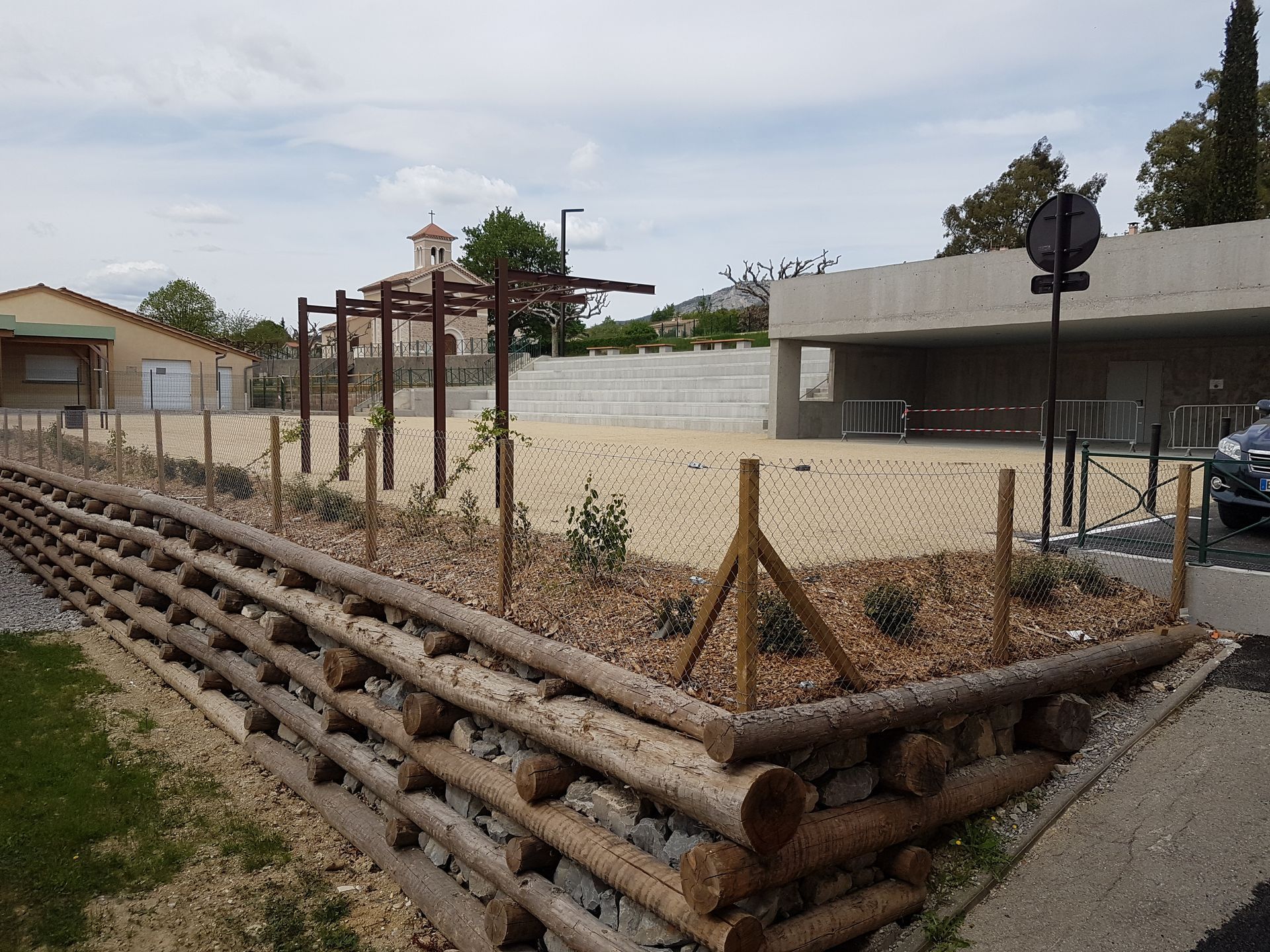 Aménagement extérieur de maison avec clôture