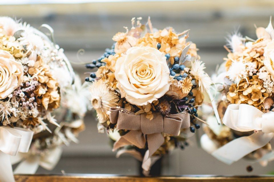 Weiss-goldener Blumenstrauss